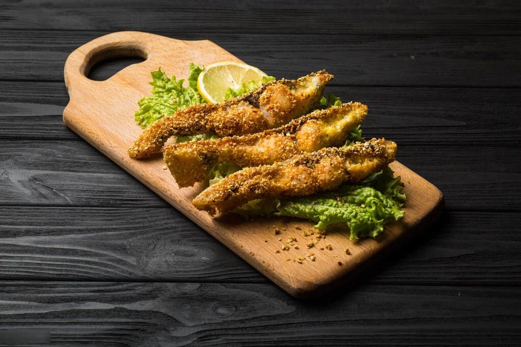 错粉|炸小鱼,应该裹面粉还是裹淀粉?很多人用错粉,难怪口感不够酥脆