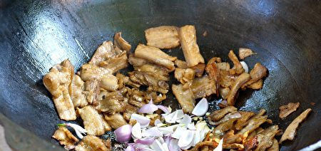  五花肉|尖椒炒五花肉，肥而不腻，色香味俱全，晚饭这一个菜就够了！