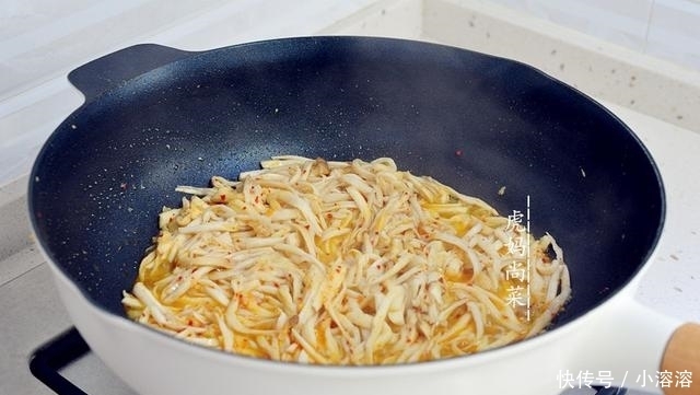 吃法|杏鲍菇新吃法,一顿炒8个,比烤肉还香,夏天开胃不油腻