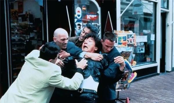  电影|为纪念恩师从21楼跳下，取景中险坠机，成龙“拿命拍”这部电影！