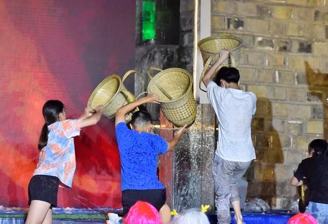  节活动现场|张家界首届地缝旅游文化节暨张家界第三届温泉泼水节开幕