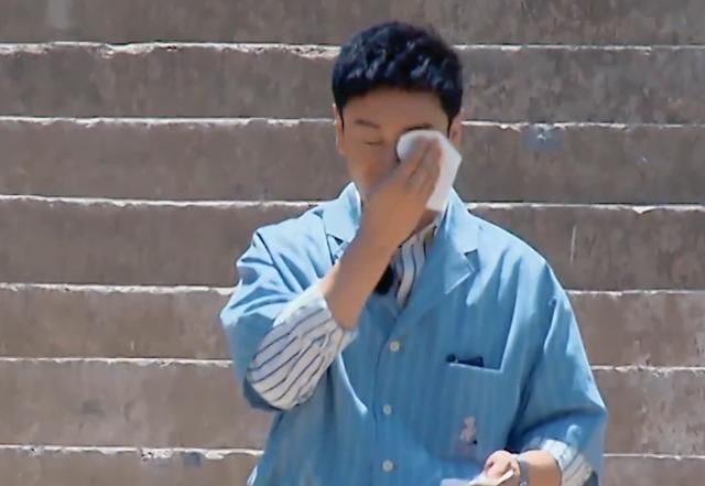  暴汗|《中餐厅》黄晓明搬18个箱子，暴汗脱妆引热议，妆前妆后判若两人