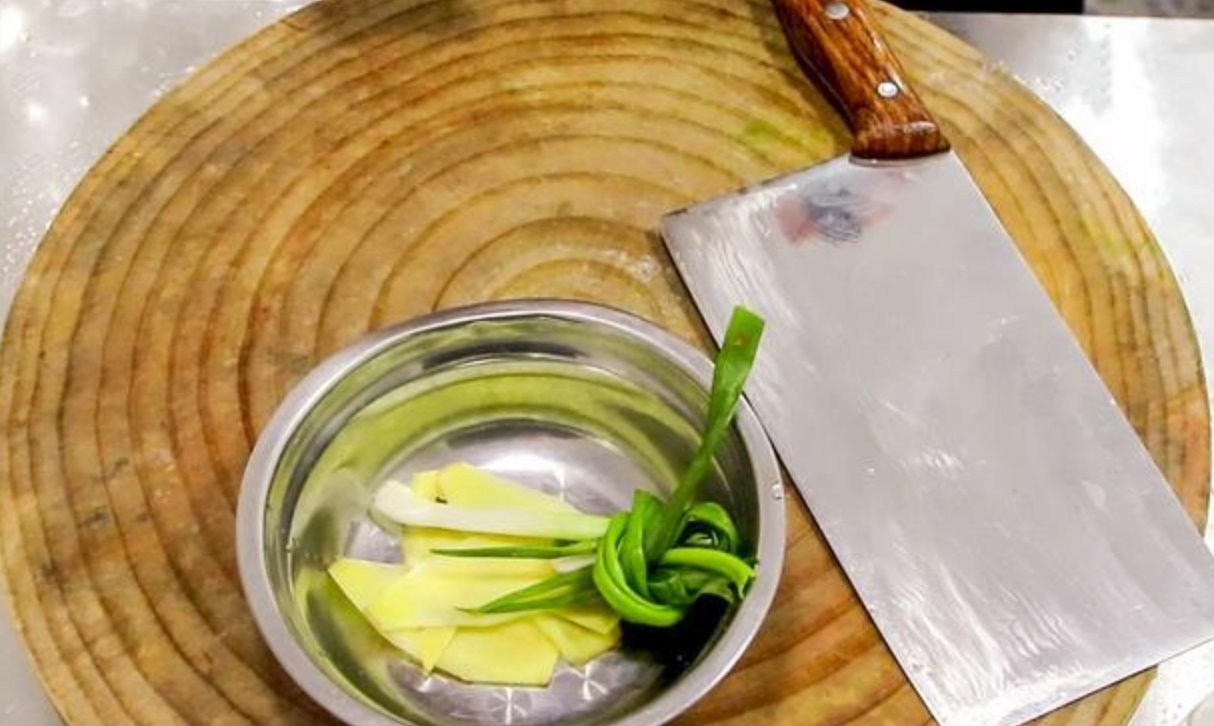 大厨|白切鸡别再直接下锅煮,20年大厨教你2招,鸡肉嫩滑爽口,吃不腻