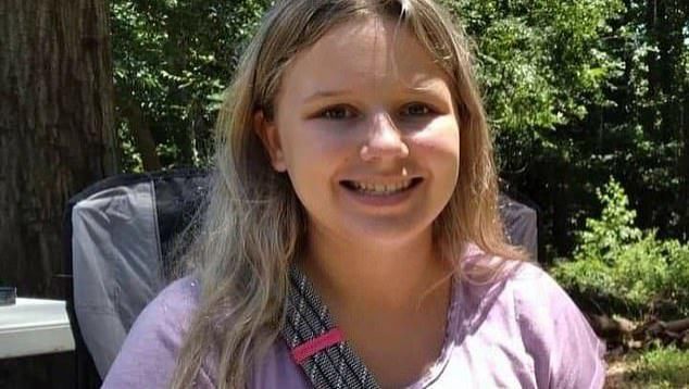  乔斯林|两条斗牛犬突然追赶15岁少女将其扑倒，疯狂啃咬其脖子和脑袋