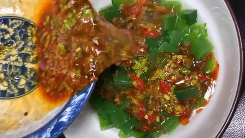 凉粉|黄瓜凉粉冻的做法，怎么调料汁是重点，酸辣鲜香碧绿诱人