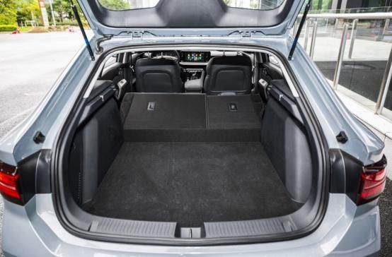  竞争|竞争轩逸帝豪，新宝骏轿跑轴距2米7，标配大屏车联网，不足6万