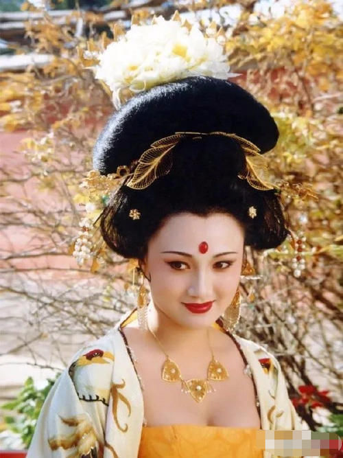  玻璃|曾经绝美容貌遭人嫉妒险被玻璃渣子毁容，如今却自行整成网红脸？