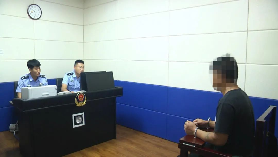  过核定人数|图强公安分局查处一起交通违法行为