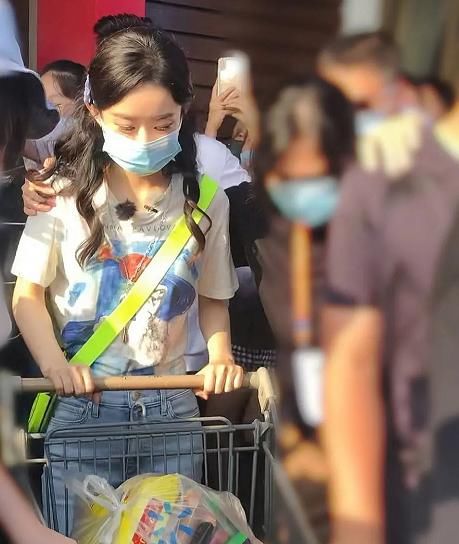  生图|赵丽颖《中餐厅》再曝路透，买食材秀小蛮腰生图惊艳，生过孩子是认真的吗