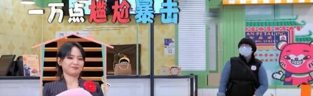  每人|女星开炸鸡店一天赚2百，员工餐每人95元，郑爽聪明让表姐当店长