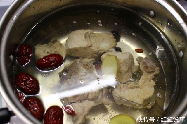 天气|天气转凉，夫妻俩这样吃晚餐，自制火锅汤底，鲜美低脂又饱腹