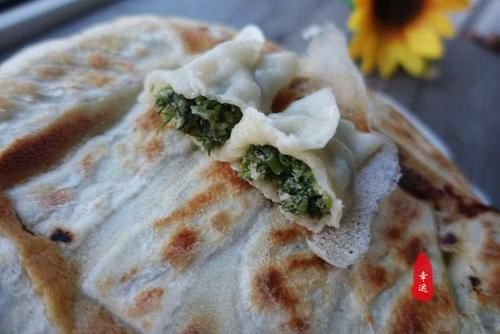 酥脆|酥脆鲜美的锅贴上桌了,皮儿颜色金黄有嚼劲,平时我就爱吃馅儿