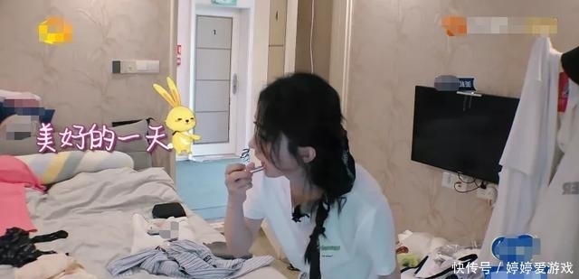 衣物|赵丽颖《中餐厅》暴露生活坏习惯,多次晚起床,房间邋遢衣物乱放