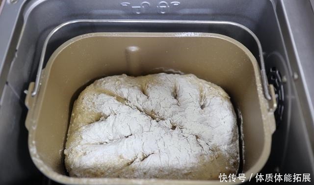 简单|用面包机做欧包,原来这么简单!只需加清水,外脆内嫩真地道