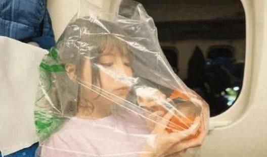头套|女子头套塑料袋坐飞机, 得知原因后车厢的人低下了头