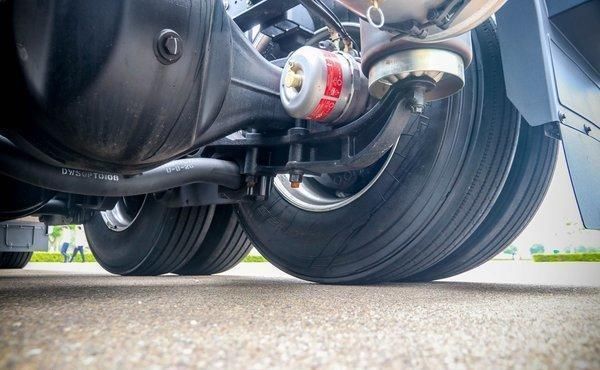  实拍|新增各种预警配置，实拍520马力现代创虎重卡，还有越野模式