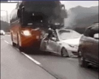  内轮差|潮汕一路段发生车祸，一人倒在车轮底下……