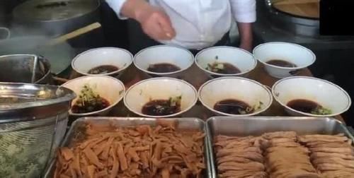 食物|10元1口的面你吃过吗大哥小摊开了12年,食客天天排队还买不到