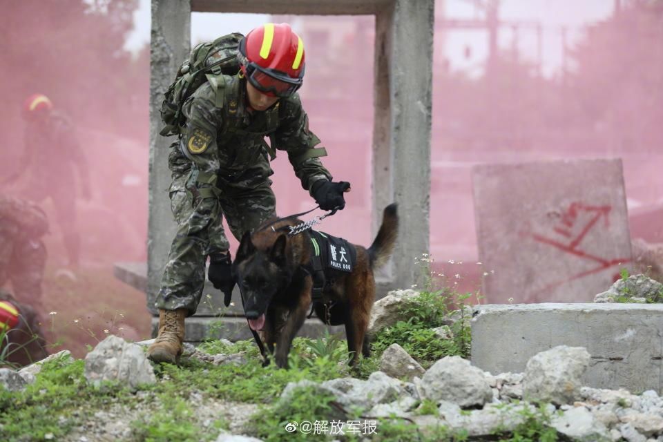 尖兵出动！武警官兵应急救援演练