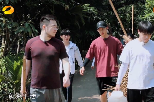  欺软怕硬|黄磊欺软怕硬？巴图和岳云鹏做客蘑菇屋，一个干活，一个睡觉