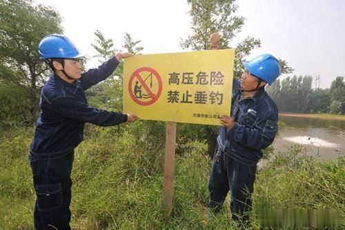  男子|男子钓鱼中被野猪咬伤腿，上演绝命反杀，不得不佩服他的果断