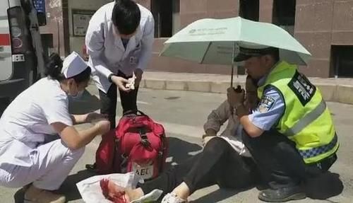 围观|女子骑车未戴头盔被拦，竟“抡鞋”抽打交警？围观群众看不下去了