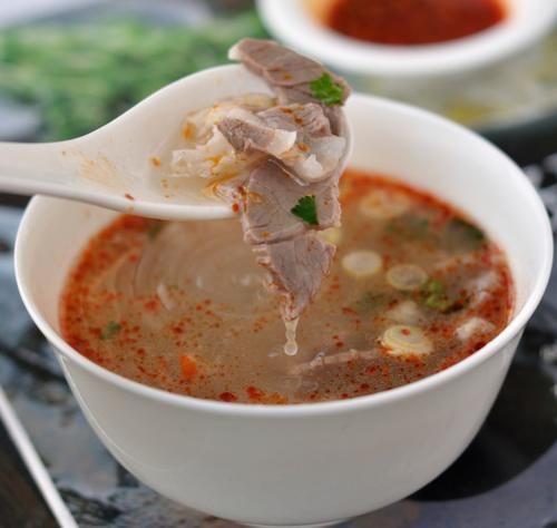  鲜美|炖羊汤，加香料是“外行”！大厨：只加2样，羊汤鲜美，不腥不膻