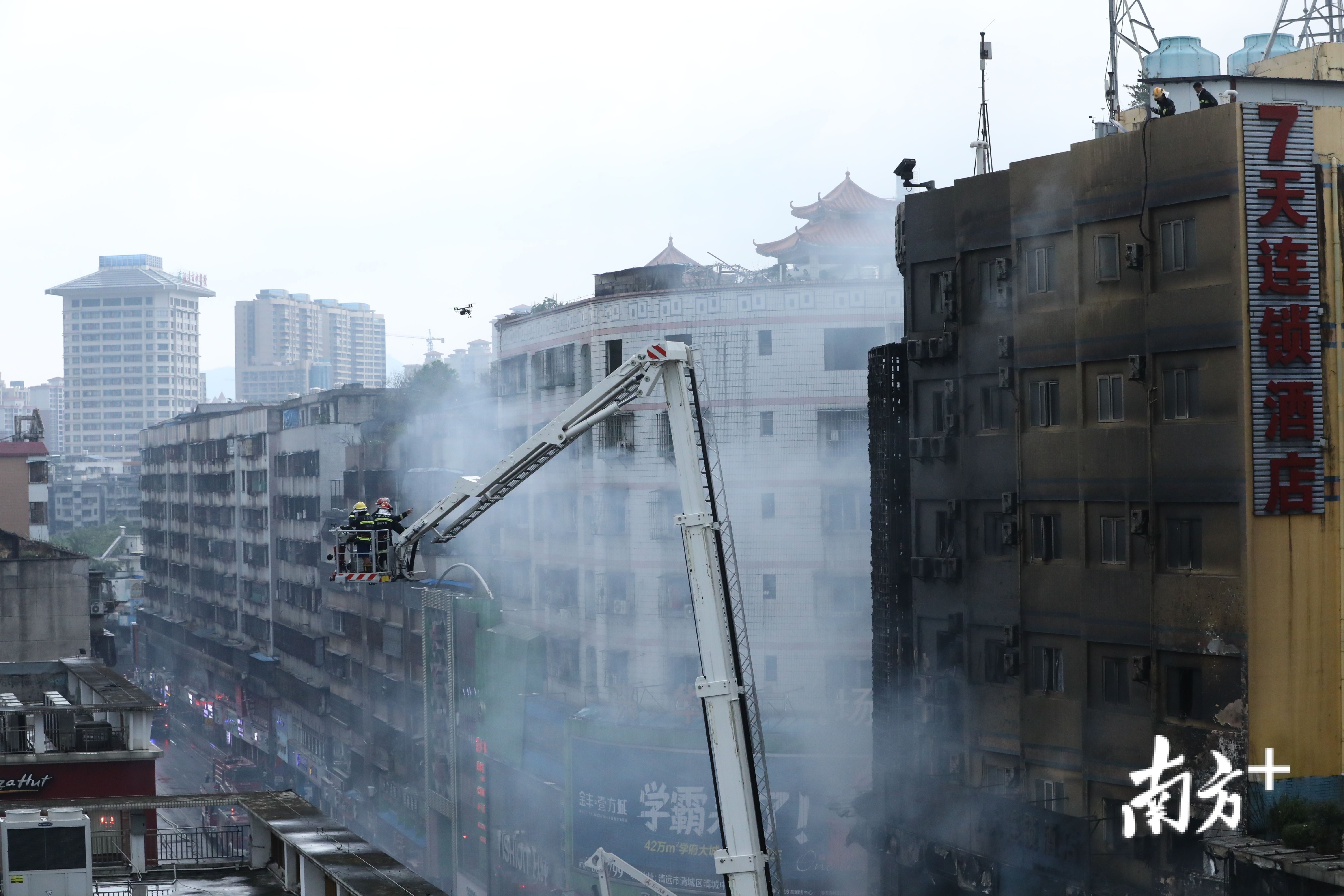 消防|清远一大厦火灾已扑灭,消防出动云梯救出1人