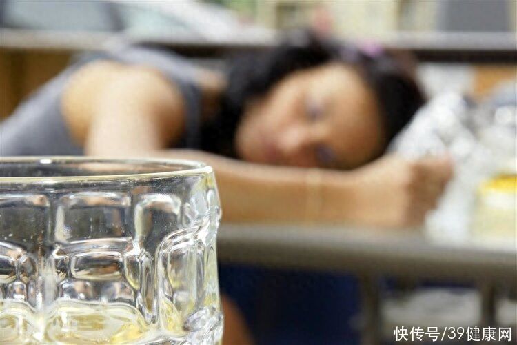 晨起喝一杯温水等于喝细菌的说法(晨起喝杯水等于喝细菌？提醒：起床后别急着做这3件事，没好处)