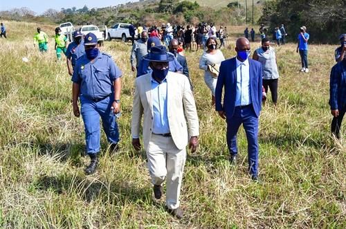  自杀|甘蔗田出现五具女尸后凶手落网自杀，谁知又出现第六具尸体