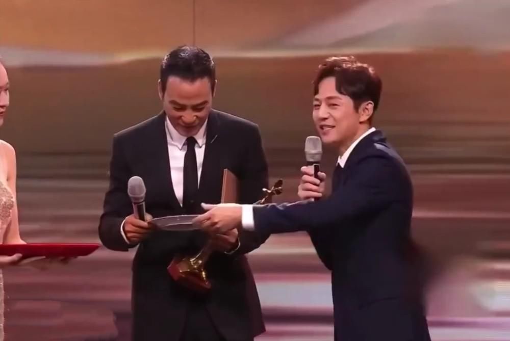  接班|何炅逐渐老去，但整个娱乐圈还没有出现能够接班他的人