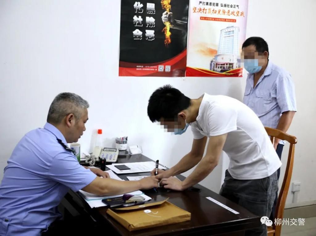  事故|桂B小轿车为避让电动车，竟撞向对向出租车！全责！