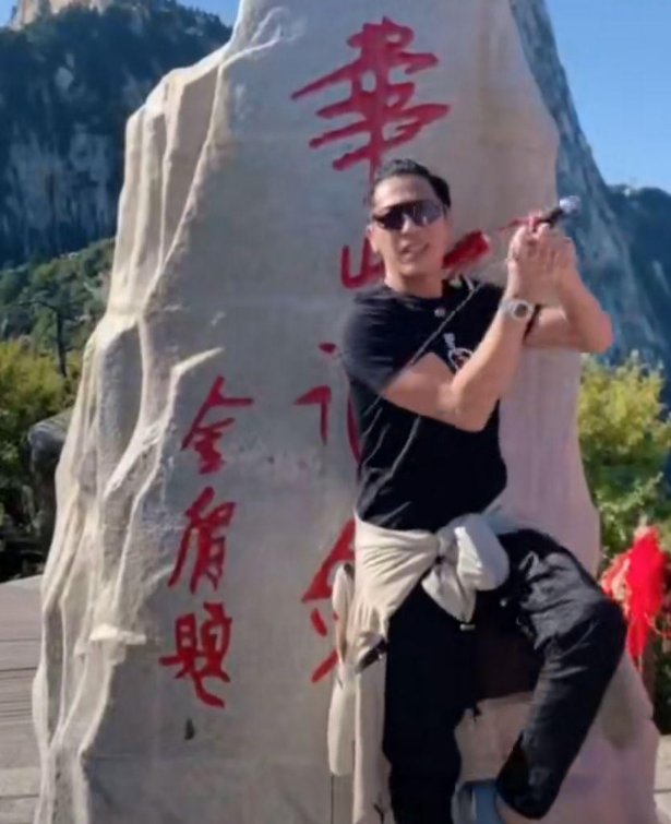  英雄|令狐冲扮演者吕颂贤时隔24年再登华山，英雄迟暮的样子让人心疼