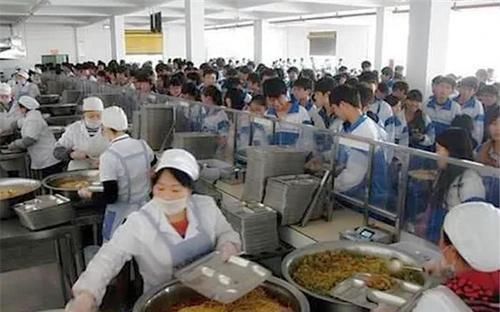 学生|为何学校宁愿把饭菜倒了,也不给学生多打看看食堂阿姨怎么说
