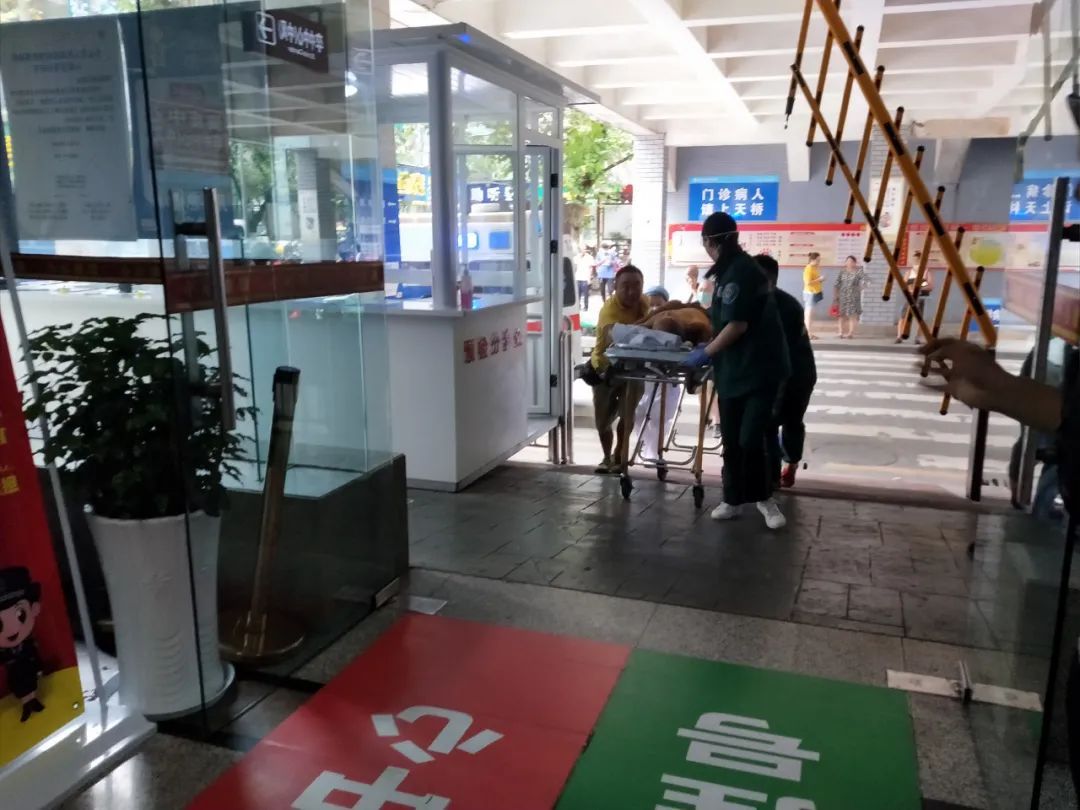  人员|小心！男子从高新区一工地2楼踩空坠下，导致腰椎骨折