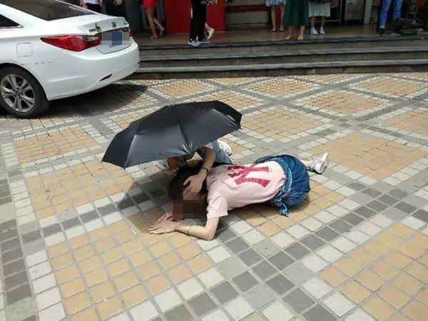  餐桌|北京一小区高空抛物，把餐桌都扔出来了，这简直就是“谋杀”！