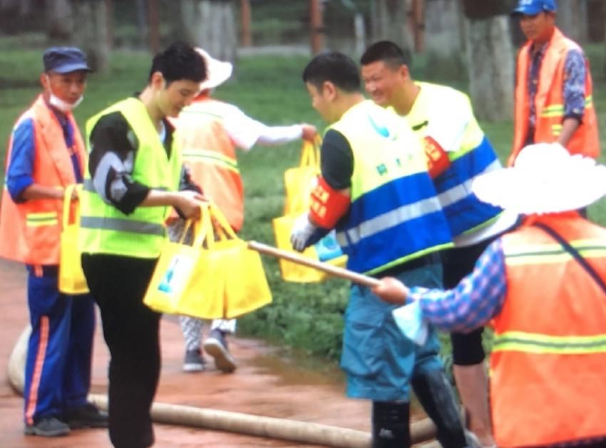  送餐|中餐厅4又有录制照，杨超越杜海涛外出送餐，王俊凯举动厉害了
