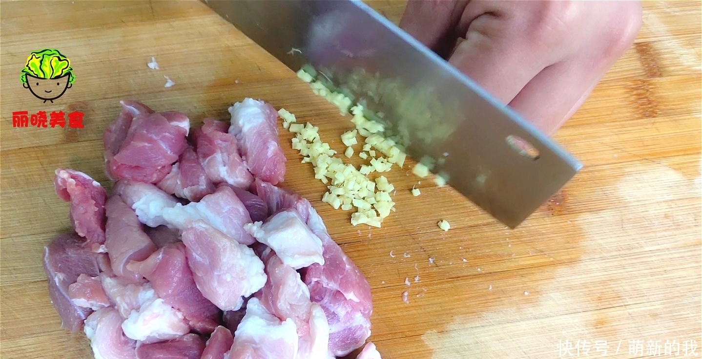 做法|青椒别再炒着吃了,教你好吃做法,不炒也不炸,出锅真的太香了