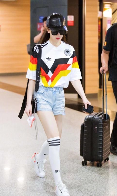  泪妆太吸睛|戚薇不惊艳不罢休，一身黑造型配红唇气质出众，三角形泪妆太吸睛