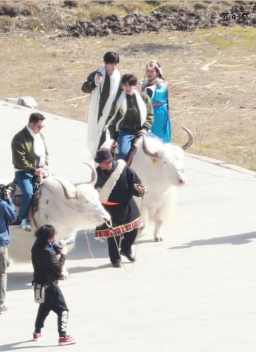 节目|蔡徐坤又被曝路透，两大男神同场他最耀眼！一看拍摄实情：站姐太拼了