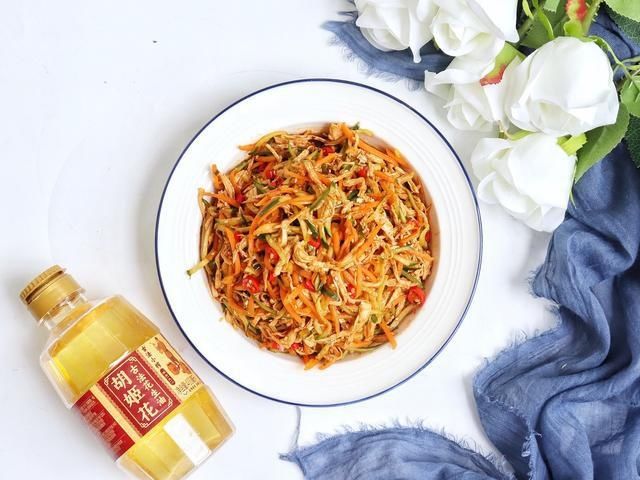 爽口|鸡胸肉这样凉拌才好吃,酸辣爽口,丝丝入味,做法还特简单