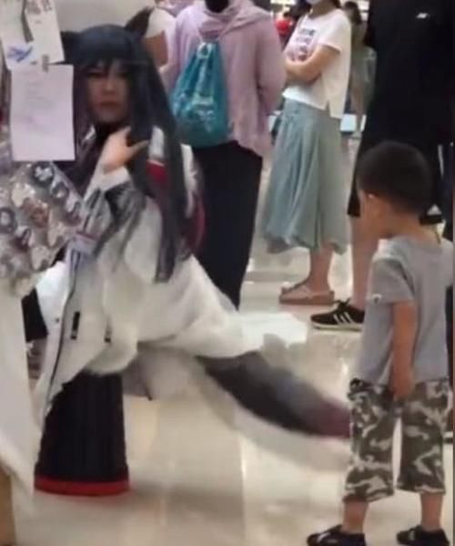  商场|男孩在商场对一条“尾巴”耿耿于怀，摸了又摸的举动太可爱：懵了