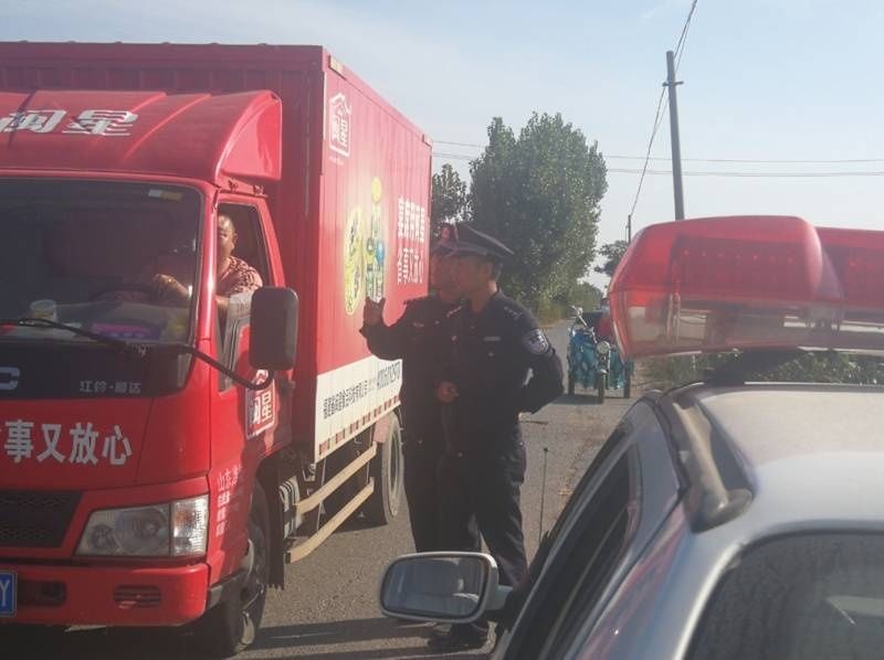 钉子|“沿路捡70多颗钉子”男子获5000元奖励，警方：货车掉出来的