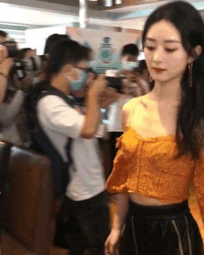  中餐厅|中餐厅发布会举行，赵丽颖的小蛮腰太抢镜，这哪像生过孩子的人？