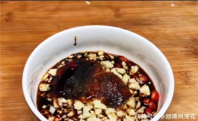 记住|炒茄子时万不可先放油,记住这个小妙招,茄子不发黑还不吸油