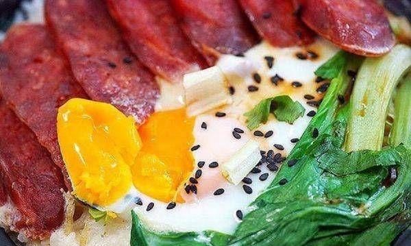  煲仔饭|广式煲仔饭芳香可口，腊肠和鸡蛋完美搭配，营养美味！