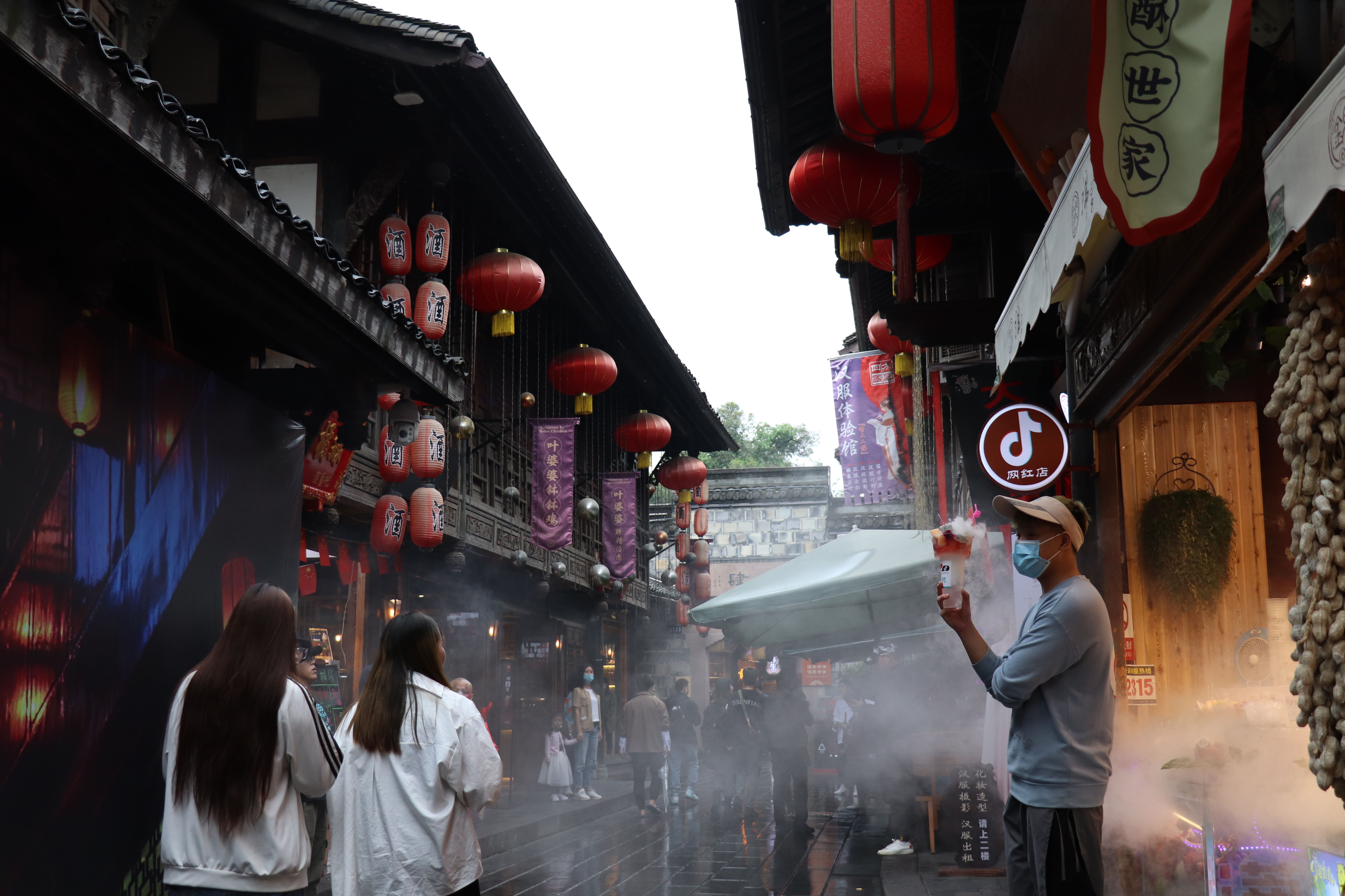 商场里|美食打卡攻略!每一个美食聚集地,都种满了成都人
