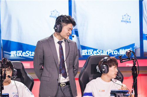 队员|王者荣耀:猫神矫情的“小丑”,地球离开谁都转!林教练我挺你