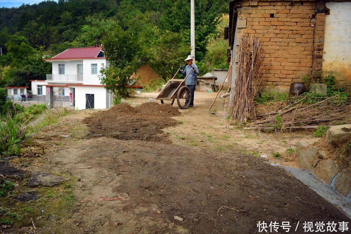 修路|古稀老人住土砖屋40年，5年建8米高石坝，三天两头“修路”