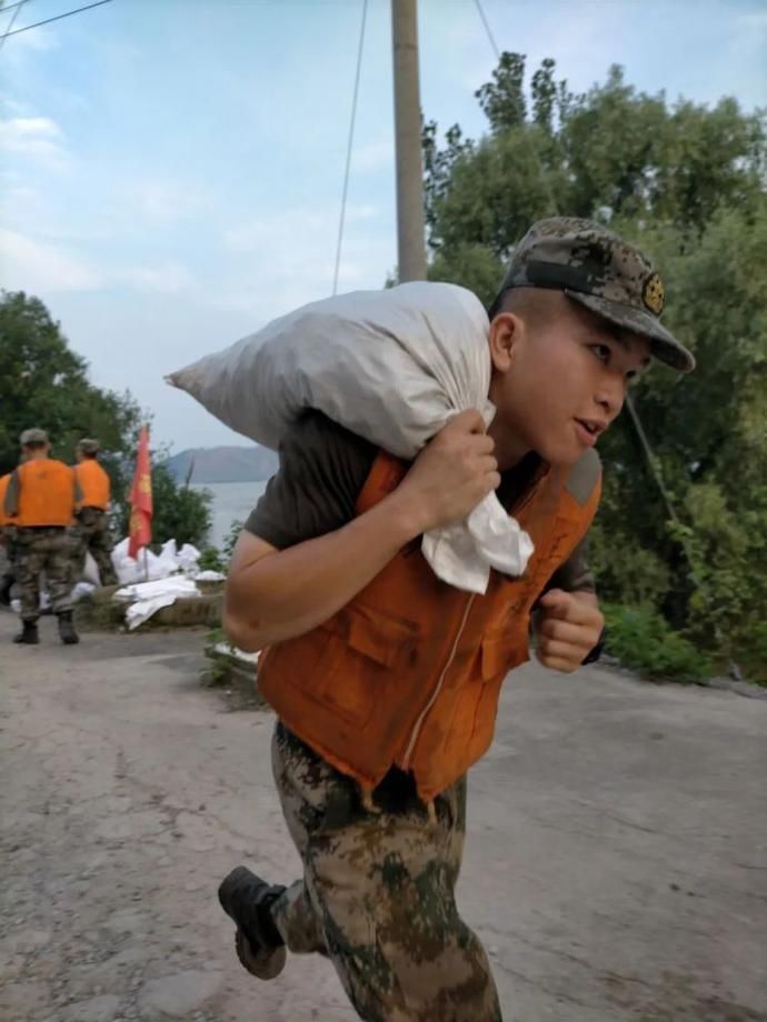  勇士|这，就是抗洪勇士们的肩膀，坚如铁、硬如钢！